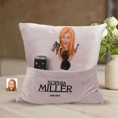 BK Gift Kişiye Özel Güzellik Uzmanı Karikatür Tasarımlı Organizer Kumanda ve Atıştırmalık Cepli Pembe Kırlent Yastık-1 Arkadaşa Hediye, Cepli Yastık