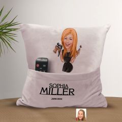 BK Gift Kişiye Özel Güzellik Uzmanı Karikatür Tasarımlı Organizer Kumanda ve Atıştırmalık Cepli Pembe Kırlent Yastık-1 Arkadaşa Hediye, Cepli Yastık