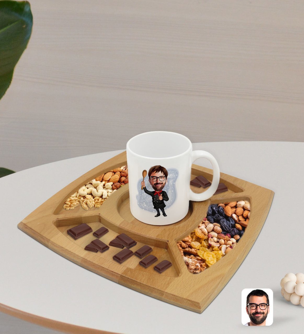 Kişiye Özel Erkek Master Chef Karikatürlü Beyaz Kupa ve Doğal Masif Ahşap 4 Bölmeli Sunum Tabağı Çerezlik Hediye Seti-1