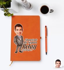 Kişiye Özel Erkek Nihayetinde Karikatürlü Turuncu Termo Deri Defter Kalem Seti Model 1