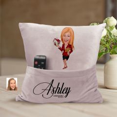 BK Gift Kişiye Özel Emlakçı Karikatür Tasarımlı Organizer Kumanda ve Atıştırmalık Cepli Pembe Kırlent Yastık-3 Arkadaşa Hediye, Cepli Yastık