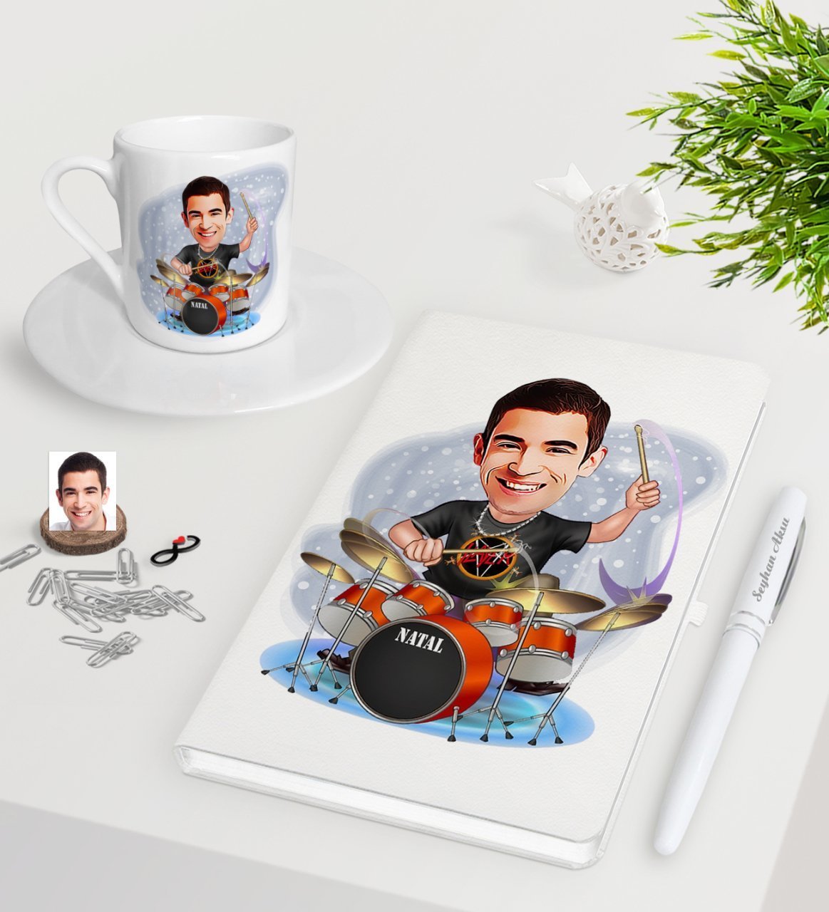 Kişiye Özel Erkek Baterist Karikatürlü Beyaz Defter Kalem Türk Kahvesi Fincanı Seti