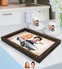 Kişiye Özel Sevgililer Karikatürlü Doğal Ahşap Tepsi ve 2’li Kahve Fincan Seti-53