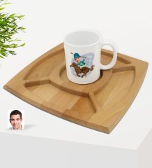Kişiye Özel Erkek Jokey Karikatürlü Beyaz Kupa ve Doğal Masif Ahşap 4 Bölmeli Sunum Tabağı Çerezlik Hediye Seti-1