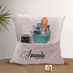 BK Gift Kişiye Özel Eczacı Karikatür Tasarımlı Organizer Kumanda ve Atıştırmalık Cepli Pembe Kırlent Yastık-3 Arkadaşa Hediye, Cepli Yastık