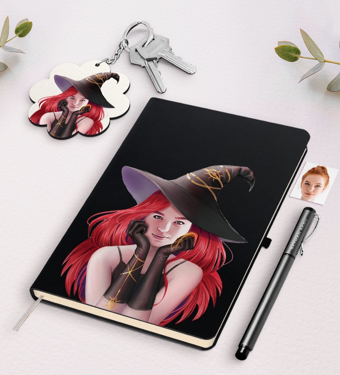 Kişiye Özel Bayan Cadı Karikatürlü Siyah Defter Kalem Ve Anahtarlık Hediye Seti-2