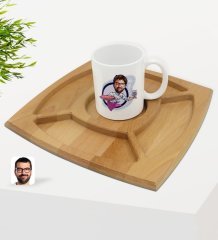Kişiye Özel Erkek Garson Karikatürlü Beyaz Kupa ve Doğal Masif Ahşap 4 Bölmeli Sunum Tabağı Çerezlik Hediye Seti-1