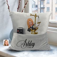 BK Gift Kişiye Özel Avukat Karikatür Tasarımlı Organizer Kumanda ve Atıştırmalık Cepli Gri Kırlent Yastık- 2 Arkadaşa Hediye, Cepli Yastık