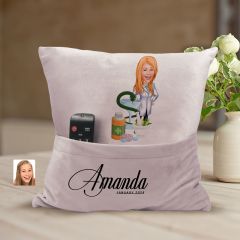 BK Gift Kişiye Özel Eczacı Karikatür Tasarımlı Organizer Kumanda ve Atıştırmalık Cepli Pembe Kırlent Yastık-1 Arkadaşa Hediye, Cepli Yastık