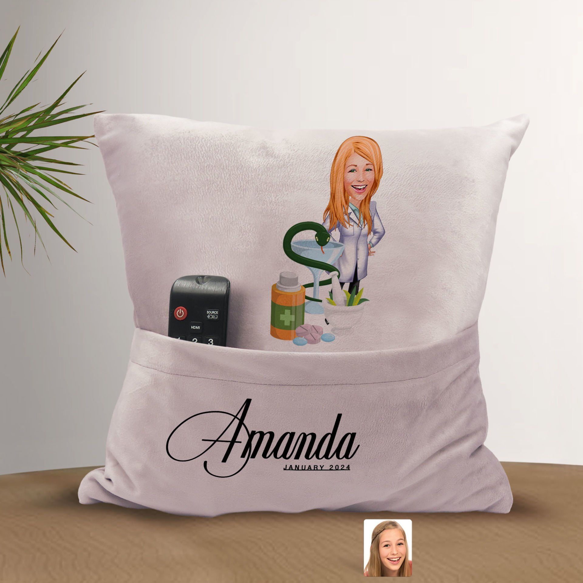 BK Gift Kişiye Özel Eczacı Karikatür Tasarımlı Organizer Kumanda ve Atıştırmalık Cepli Pembe Kırlent Yastık-1 Arkadaşa Hediye, Cepli Yastık
