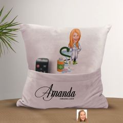 BK Gift Kişiye Özel Eczacı Karikatür Tasarımlı Organizer Kumanda ve Atıştırmalık Cepli Pembe Kırlent Yastık-1 Arkadaşa Hediye, Cepli Yastık