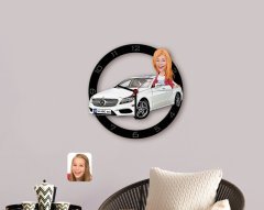 Kişiye Özel Plakalı Kadın Mercedes-Benz CLS Karikatürlü Ahşap Duvar Saati-1