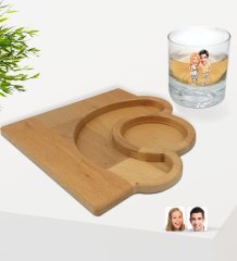 Kişiye Özel Sevgililer Karikatürlü Viski Bardağı ve Doğal Masif Ahşap Yarım Ay Sunum Tabağı Çerezlik Hediye Seti-98