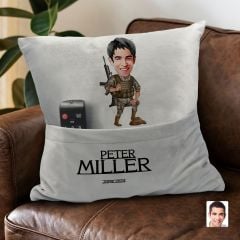 BK Gift Kişiye Özel Asker Karikatür Tasarımlı Organizer Kumanda ve Atıştırmalık Cepli Gri Kırlent Yastık- 4 Arkadaşa Hediye, Cepli Yastık