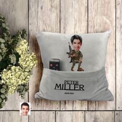 BK Gift Kişiye Özel Asker Karikatür Tasarımlı Organizer Kumanda ve Atıştırmalık Cepli Gri Kırlent Yastık- 4 Arkadaşa Hediye, Cepli Yastık