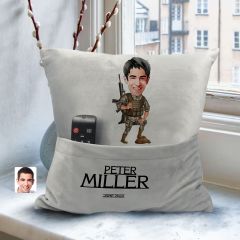 BK Gift Kişiye Özel Asker Karikatür Tasarımlı Organizer Kumanda ve Atıştırmalık Cepli Gri Kırlent Yastık- 4 Arkadaşa Hediye, Cepli Yastık