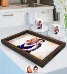 Kişiye Özel Sevgililer Karikatürlü Doğal Ahşap Tepsi ve 2’li Kahve Fincan Seti-36