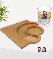 Kişiye Özel Sevgililer Karikatürlü Viski Bardağı ve Doğal Masif Ahşap Yarım Ay Sunum Tabağı Çerezlik Hediye Seti-97
