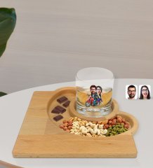 Kişiye Özel Sevgililer Karikatürlü Viski Bardağı ve Doğal Masif Ahşap Yarım Ay Sunum Tabağı Çerezlik Hediye Seti-97