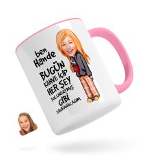 Kişiye Özel Kadın Her Şey Yolundaymış Gibi Karikatürlü Pembe Kupa Bardak-1