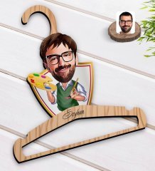 Kişiye Özel Erkek Ressam Karikatürlü Standart Boy Ahşap Elbise Askısı-1