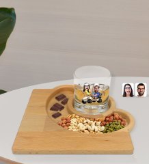 Kişiye Özel Sevgililer Karikatürlü Viski Bardağı ve Doğal Masif Ahşap Yarım Ay Sunum Tabağı Çerezlik Hediye Seti-96
