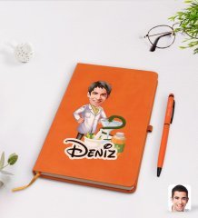 Kişiye Özel Erkek Eczacı Karikatürlü Turuncu Termo Deri Defter Kalem Seti Model 2
