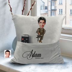 BK Gift Kişiye Özel Asker Karikatür Tasarımlı Organizer Kumanda ve Atıştırmalık Cepli Gri Kırlent Yastık- 2 Arkadaşa Hediye, Cepli Yastık