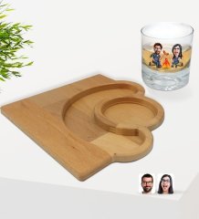 Kişiye Özel Sevgililer Karikatürlü Viski Bardağı ve Doğal Masif Ahşap Yarım Ay Sunum Tabağı Çerezlik Hediye Seti-95