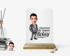 Kişiye Özel Erkek Kolay Yetişmiyor Karikatürlü Ahşap Standlı Çerçeve-1