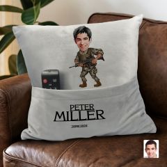 BK Gift Kişiye Özel Asker Karikatür Tasarımlı Organizer Kumanda ve Atıştırmalık Cepli Gri Kırlent Yastık- 1 Arkadaşa Hediye, Cepli Yastık