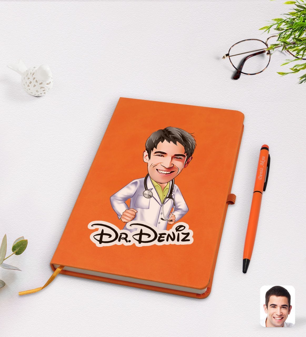 Kişiye Özel Erkek Doktor Karikatürlü Turuncu Termo Deri Defter Kalem Seti Model 1