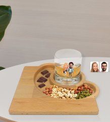 Kişiye Özel Sevgililer Karikatürlü Viski Bardağı ve Doğal Masif Ahşap Yarım Ay Sunum Tabağı Çerezlik Hediye Seti-93