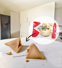 Yılbaşı Hediyesi BK Gift Kişiye Özel İsimli Fotoğraflı Beyaz Kupa Bardak ve Yeni Yıl Dilekleri Şans Kurabiyesi Hediye Seti-1, Sevgiliye Hediye, Arkadaşa Hediye
