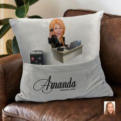 BK Gift Kişiye Özel Kadın Asistan Karikatür Tasarımlı Organizer Kumanda ve Atıştırmalık Cepli Gri Kırlent Yastık- 1, Arkadaşa Hediye, Cepli Yastık