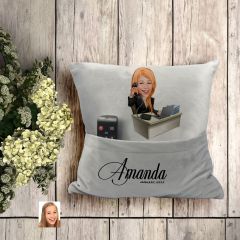 BK Gift Kişiye Özel Kadın Asistan Karikatür Tasarımlı Organizer Kumanda ve Atıştırmalık Cepli Gri Kırlent Yastık- 1, Arkadaşa Hediye, Cepli Yastık