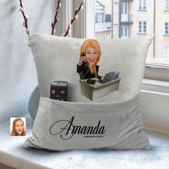 BK Gift Kişiye Özel Kadın Asistan Karikatür Tasarımlı Organizer Kumanda ve Atıştırmalık Cepli Gri Kırlent Yastık- 1, Arkadaşa Hediye, Cepli Yastık