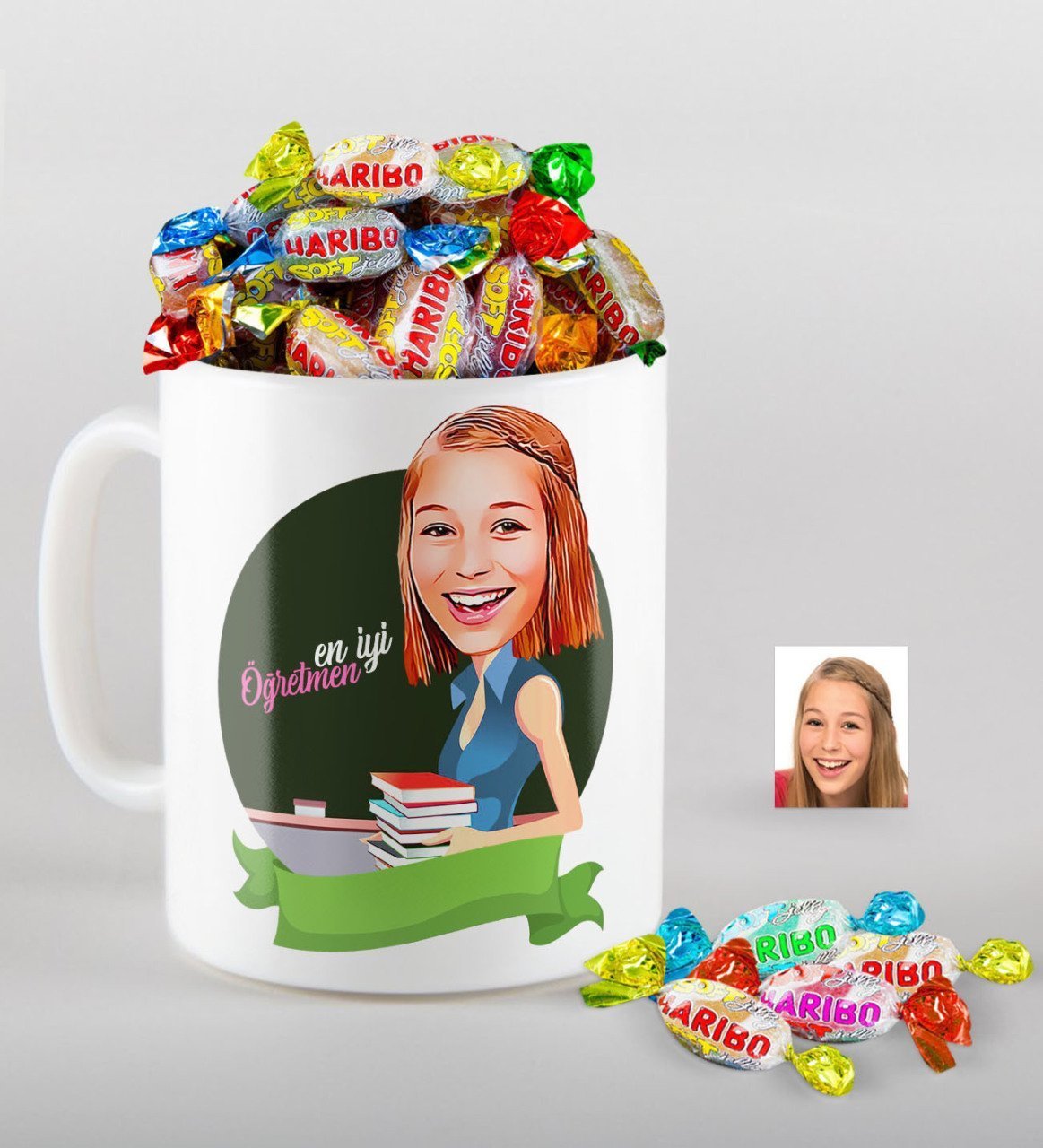 Kişiye Özel Bayan En İyi Öğretmen Karikatürlü Kupa ve Haribo Fruitbons Şeker Hediye Seti