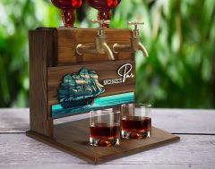 BK Gift Kişiye Özel Kabartma Manzara Tasarımlı İsimli Çift Musluklu Doğal Ahşap İçki Standı-37, İçki Standı, Doğum Günü Hediyesi, Ev Hediyesi