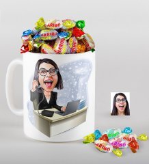 Kişiye Özel Bayan Asistan Karikatürlü Kupa ve Haribo Fruitbons Şeker Hediye Seti
