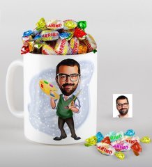 Kişiye Özel Bay Ressam Karikatürlü Kupa ve Haribo Fruitbons Şeker Hediye Seti
