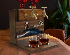 BK Gift Kişiye Özel Kabartma Manzara Tasarımlı İsimli Çift Musluklu Doğal Ahşap İçki Standı-33, İçki Standı, Doğum Günü Hediyesi, Ev Hediyesi