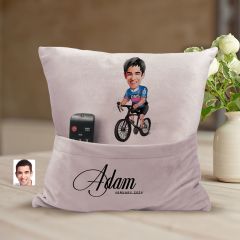 BK Gift Kişiye Özel Bisiklet Sürücüsü Karikatür Tasarımlı Organizer Kumanda ve Atıştırmalık Cepli Pembe Kırlent Yastık-1 Arkadaşa Hediye, Cepli Yastık