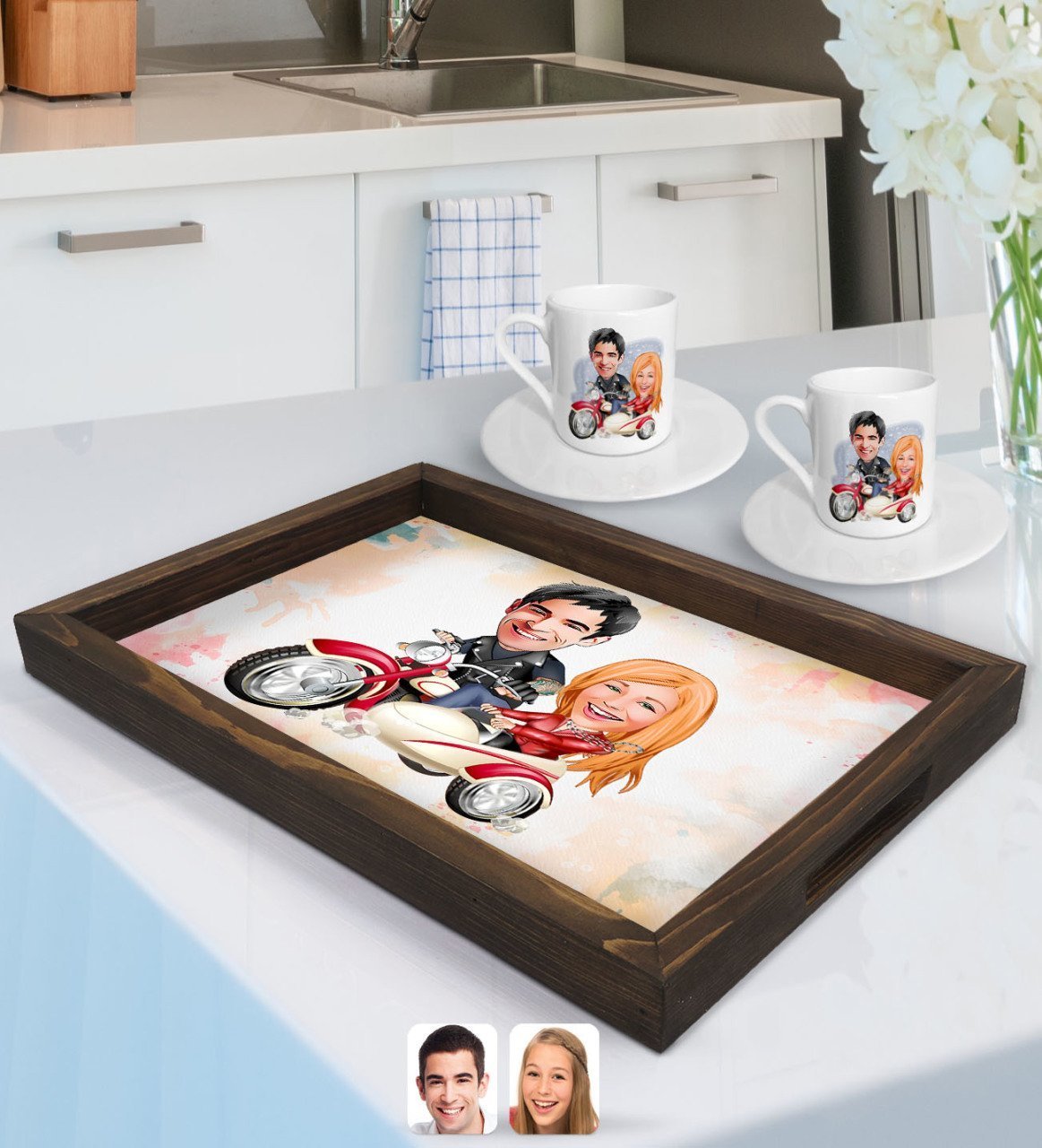 Kişiye Özel Sevgililer Karikatürlü Doğal Ahşap Tepsi ve 2’li Kahve Fincan Seti-12