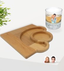 Kişiye Özel Sevgililer Karikatürlü Viski Bardağı ve Doğal Masif Ahşap Yarım Ay Sunum Tabağı Çerezlik Hediye Seti-87