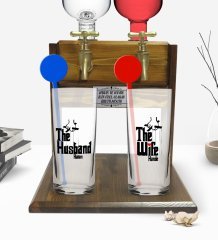 Kişiye Özel Renkli Baskılı The Husband and The Wife Tasarımlı İkili Vodka Bardağı ve Çift Musluklu Doğal Ahşap Vodka Standı-1