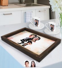 Kişiye Özel Sevgililer Karikatürlü Doğal Ahşap Tepsi ve 2’li Kahve Fincan Seti-6