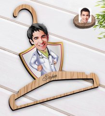 Kişiye Özel Erkek Doktor Karikatürlü Standart Boy Ahşap Elbise Askısı-1