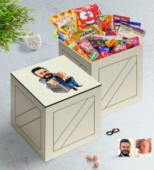 Kişiye Özel Baba Oğul Karikatürlü Ahşap Kutuda Nostaljik Lezzetler Hediye Seti-1