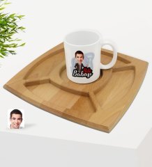 Kişiye Özel Aile Babası Karikatürlü Beyaz Kupa ve Doğal Masif Ahşap 4 Bölmeli Sunum Tabağı Çerezlik Hediye Seti-1